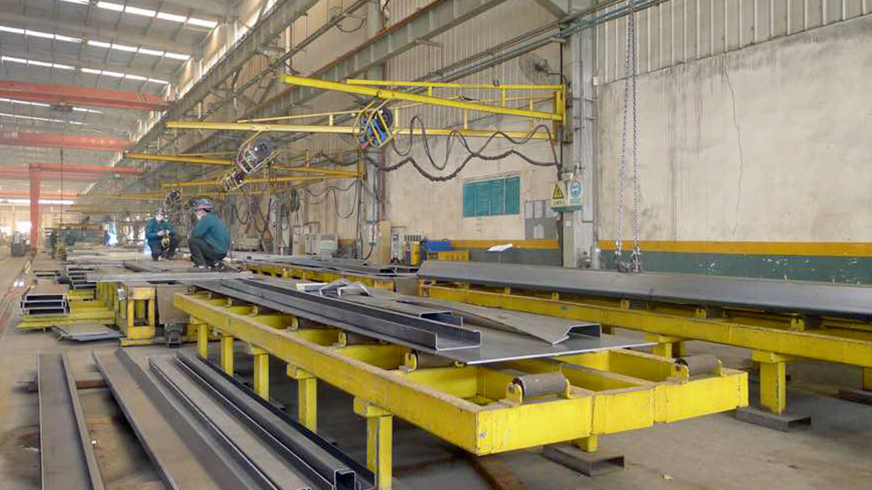 Rouleuse de tôles à commande numérique à l’usine HOWO - mise en forme de tôles cintrées pour les citernes