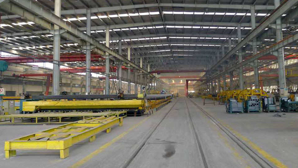 Ligne entièrement automatique de tôles ondulées à l’usine HOWO de Jinan - fabrication automatisée des panneaux de bennes et de caisses