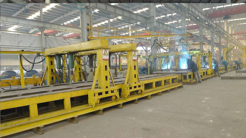 Machine de soudage automatique de semelles à l’usine HOWO - soudage robotisé des éléments de châssis de poids lourds