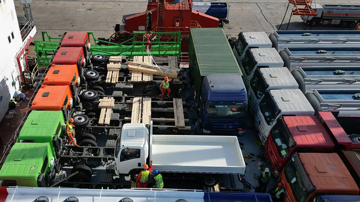 Camions HOWO chargés sur un navire pour l’export vers l’Afrique