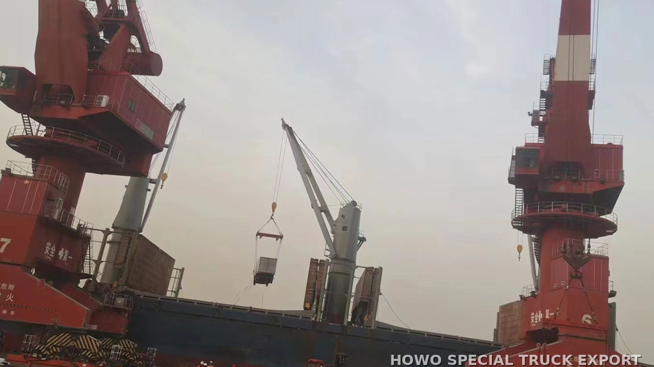 Mini camion-benne HOWO 4x2 5 tonnes HOWO 4X2 MINI DUMP TRUCK 5TON — traitement anticorrosion par cire et préparation pour l’expédition maritime en RORO