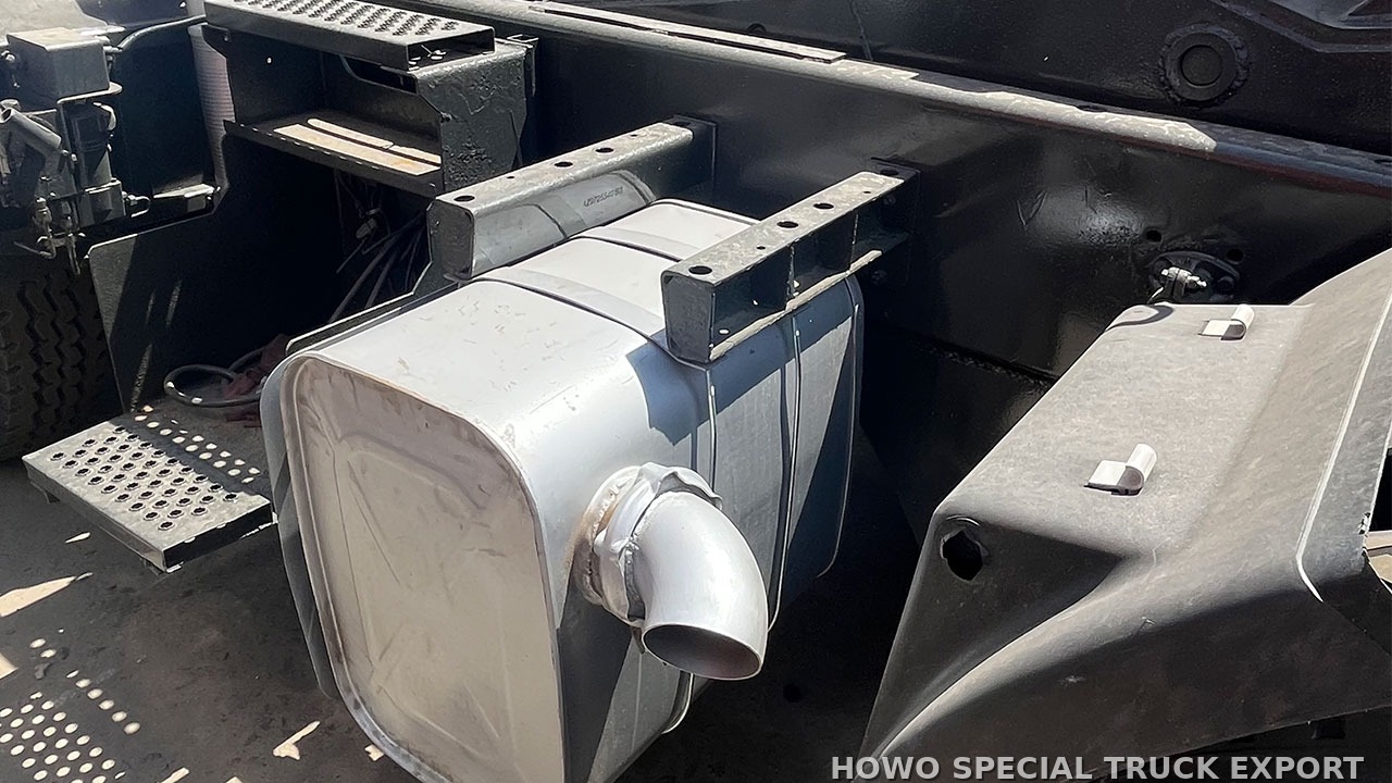 Tracteur de terminal portuaire HOWO 4x2 HOWO 4X2 PORT TERMINAL TRUCK — photo de détail 3 sur 4