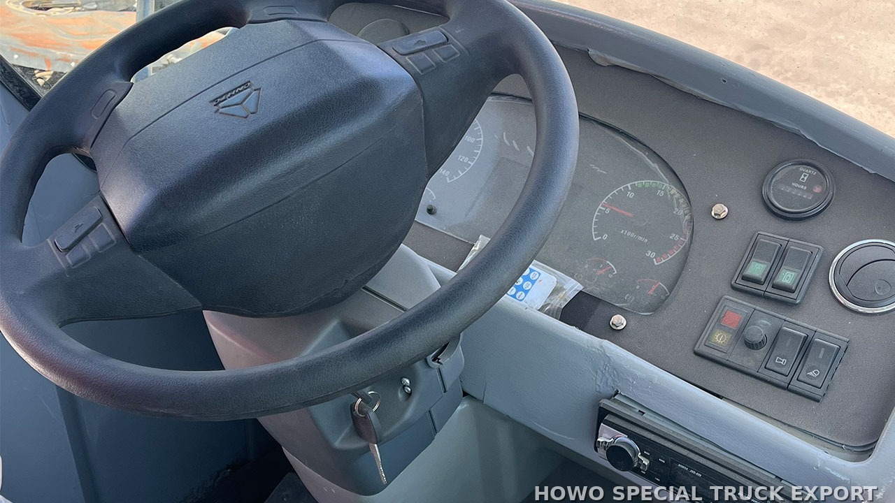 Tracteur de terminal portuaire HOWO 4x2 HOWO 4X2 PORT TERMINAL TRUCK — photo de détail 4 sur 4