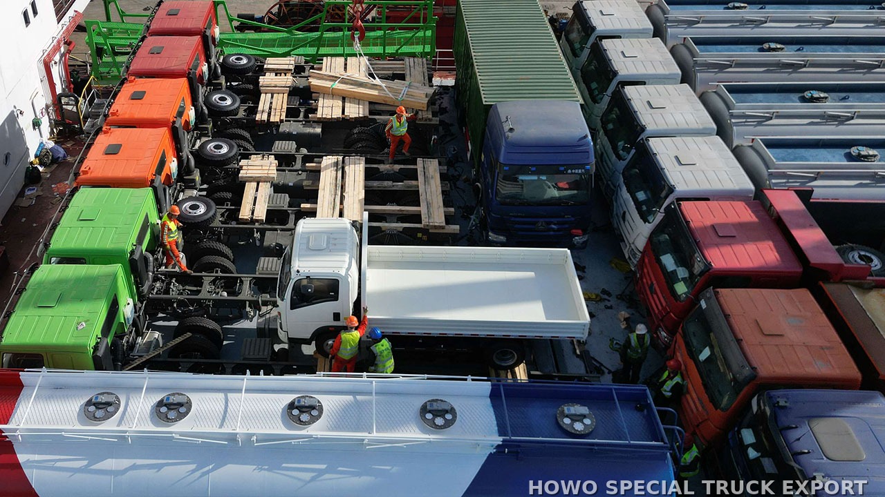 Tracteur de terminal portuaire HOWO 4x2 HOWO 4X2 PORT TERMINAL TRUCK — traitement anticorrosion par cire et préparation pour l’expédition maritime en RORO