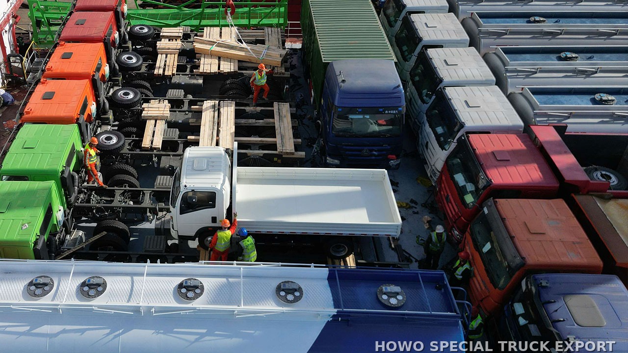 Camion plateau HOWO 6x4 20 tonnes HOWO 6X4 CARGO TRUCK 20TON — traitement anticorrosion par cire et préparation pour l’expédition maritime en RORO