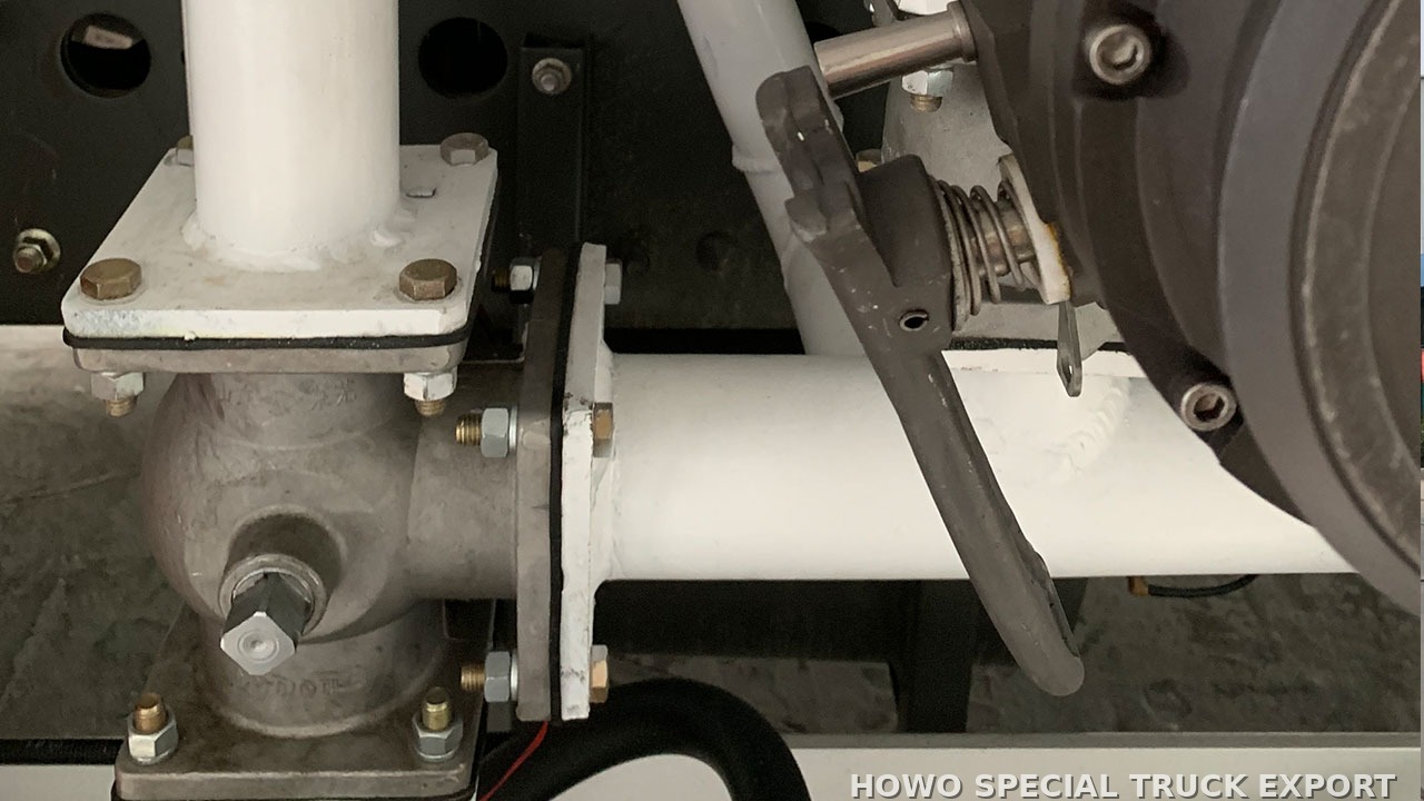 Camion-citerne à carburant HOWO 6x4 20 000 L HOWO 6X4 FUEL TRUCK 20000L — photo de détail 3 sur 4