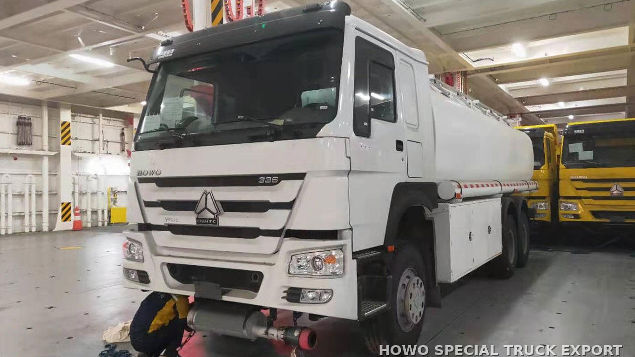 Camion-citerne à carburant HOWO 6x4 20 000 L HOWO 6X4 FUEL TRUCK 20000L — traitement anticorrosion par cire et préparation pour l’expédition maritime en RORO