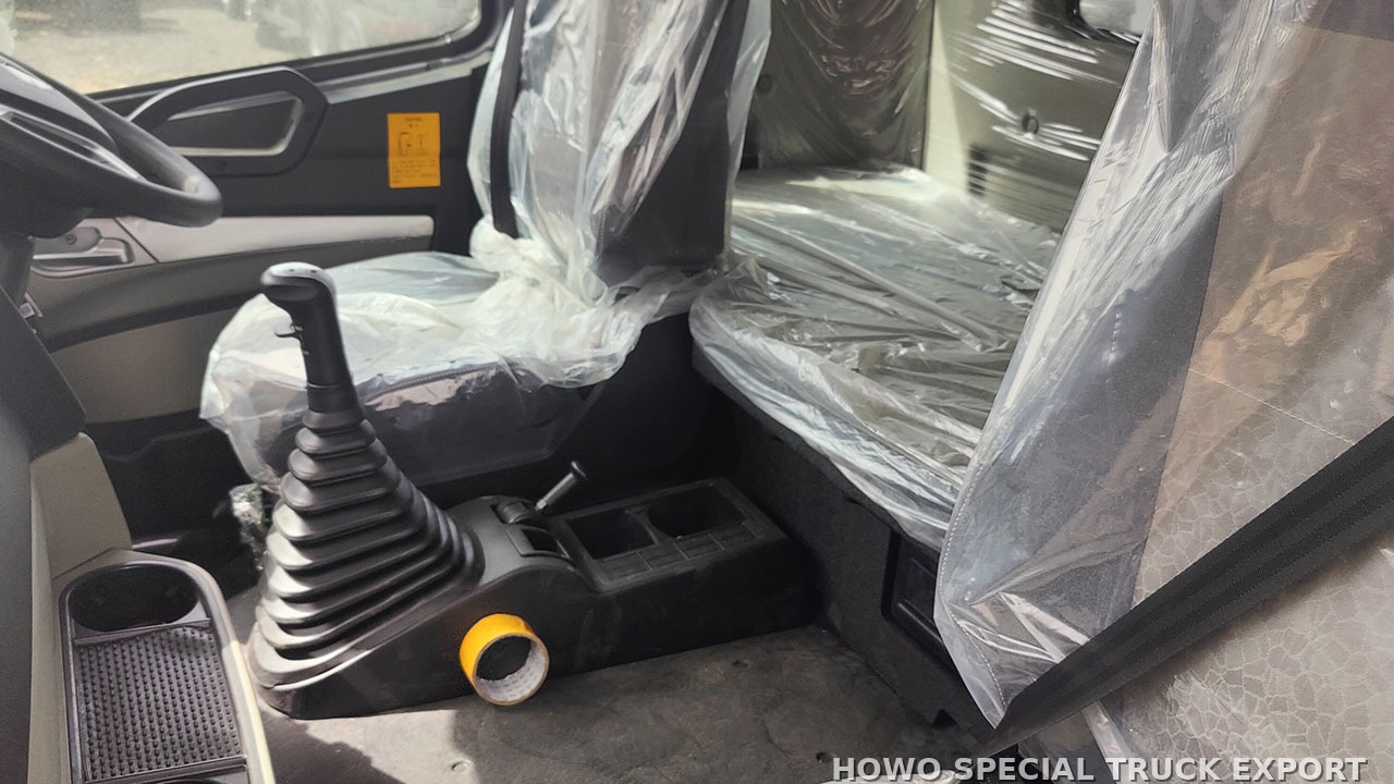 Camion-benne HOWO NX 8x4 400 ch HOWO NX 8X4 DUMP TRUCK 400HP — photo de détail 3 sur 4